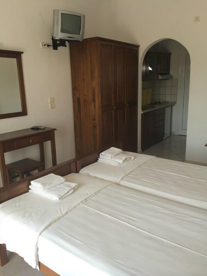 Gogas Palace Aparthotel Амудия Екстериор снимка