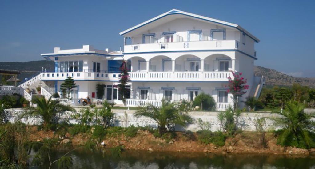Gogas Palace Aparthotel Амудия Екстериор снимка