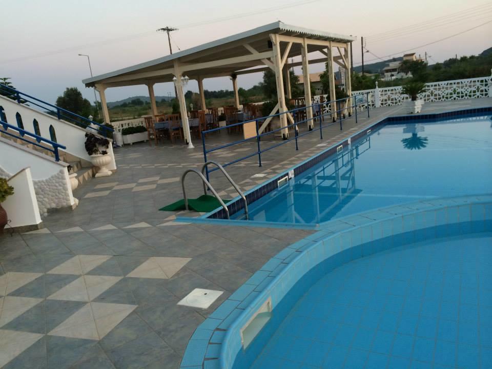 Gogas Palace Aparthotel Амудия Екстериор снимка
