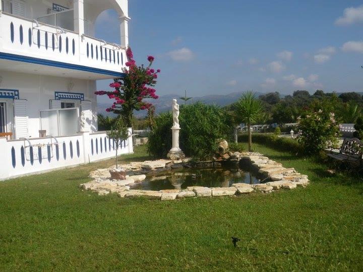 Gogas Palace Aparthotel Амудия Екстериор снимка