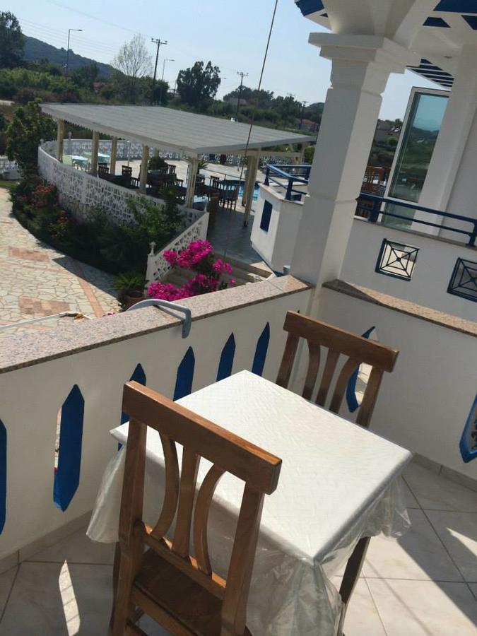 Gogas Palace Aparthotel Амудия Екстериор снимка
