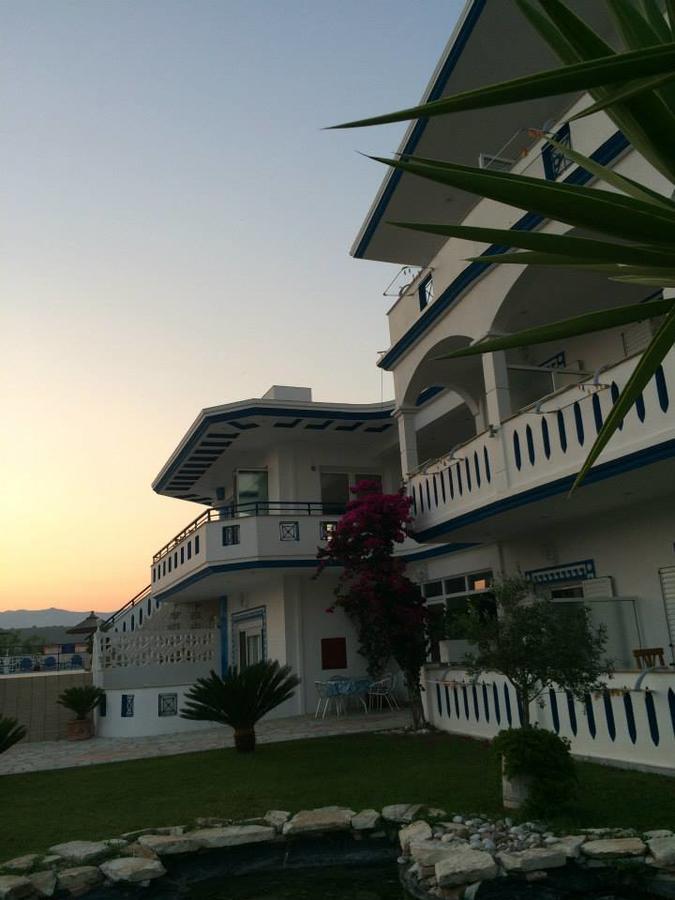 Gogas Palace Aparthotel Амудия Екстериор снимка
