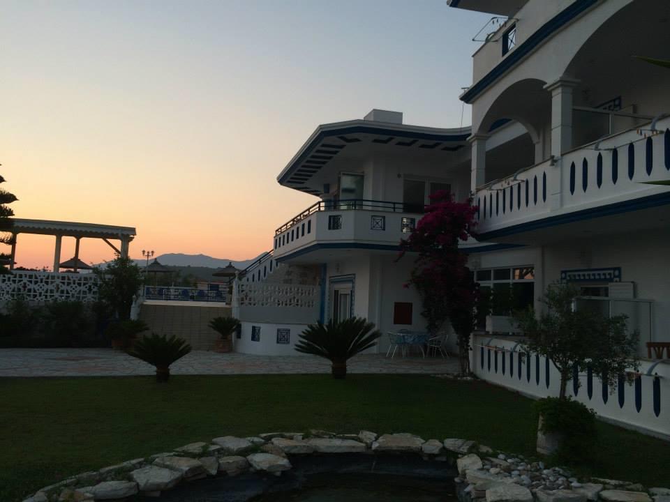 Gogas Palace Aparthotel Амудия Екстериор снимка