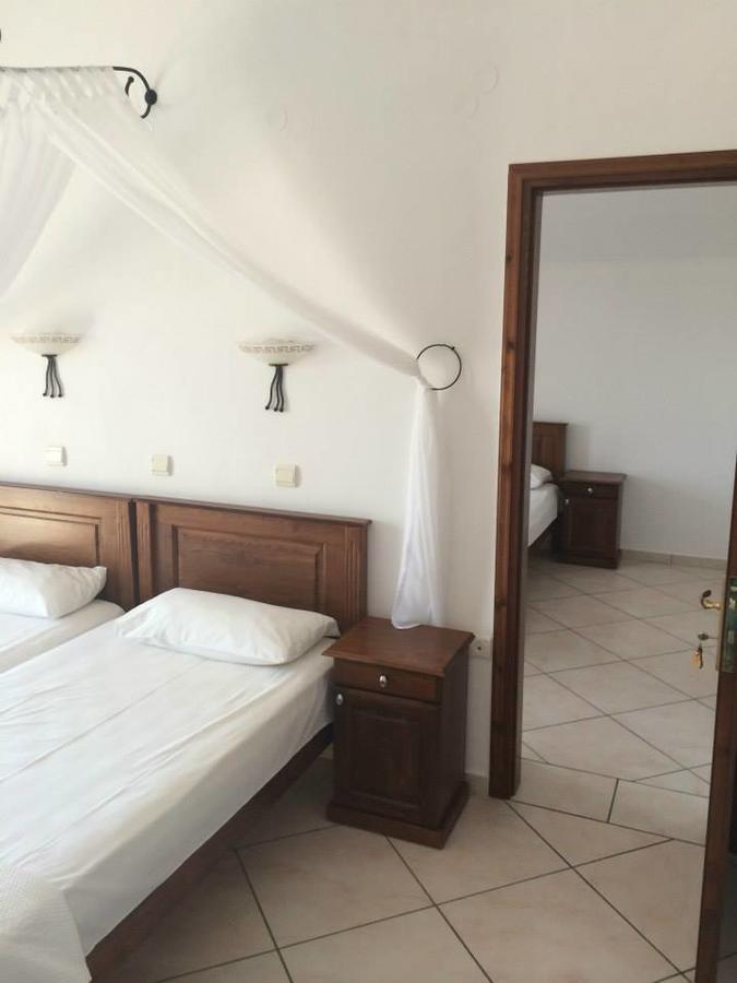 Gogas Palace Aparthotel Амудия Екстериор снимка