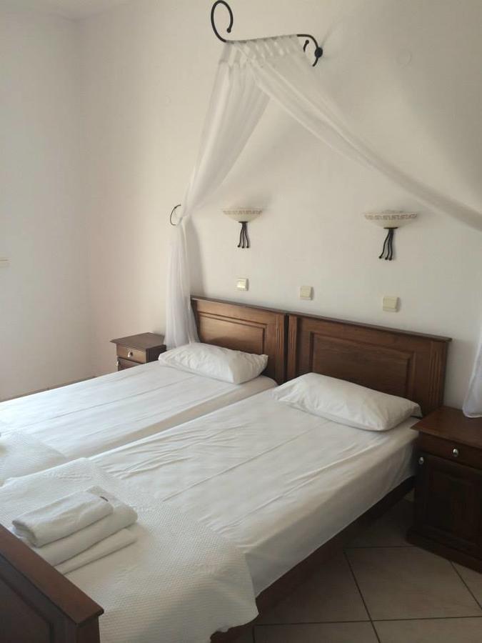 Gogas Palace Aparthotel Амудия Екстериор снимка