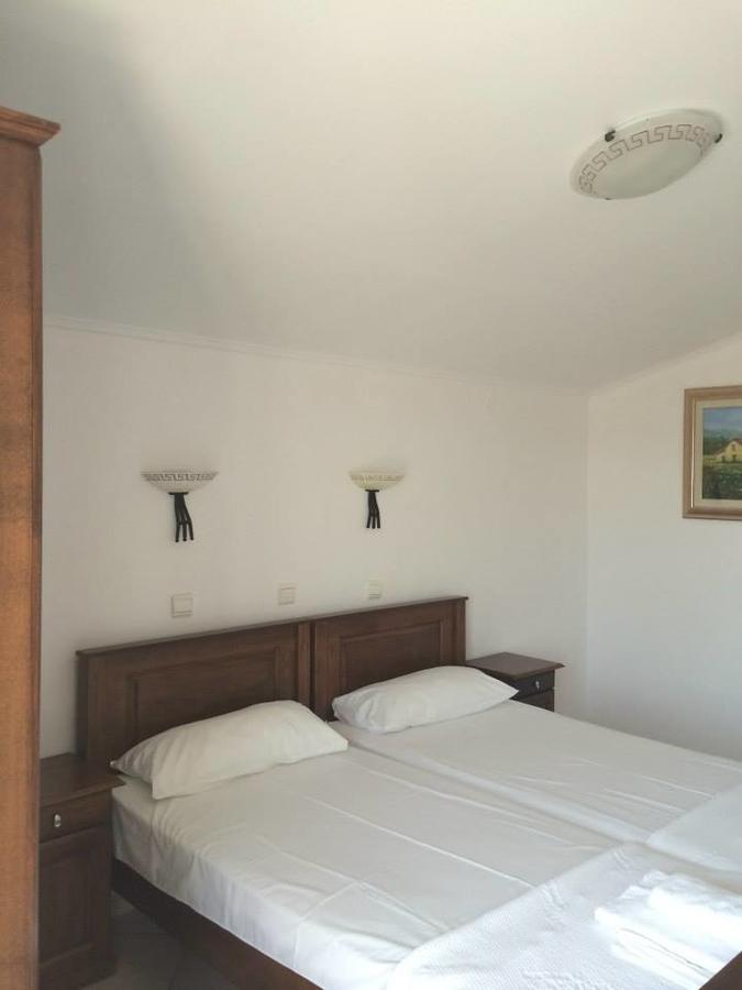 Gogas Palace Aparthotel Амудия Екстериор снимка
