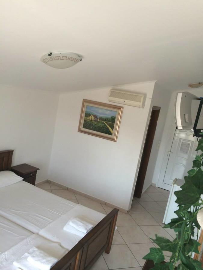 Gogas Palace Aparthotel Амудия Екстериор снимка